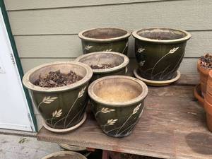 lot 666 image: Set of 5 Large Decorative Plant Pots with Leaf Motif