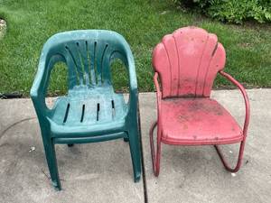 lot 678 image: Pair of Used Outdoor Patio Chairs - Plastic and Metal