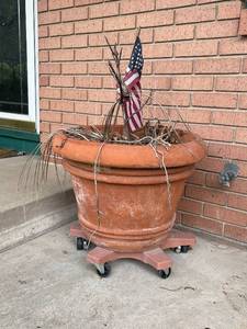 lot 682 image: Large Outdoor Terracotta Planter with Plant Caddy
