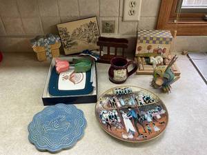 lot 705 image: Assorted Collectible Plates and Art Pieces