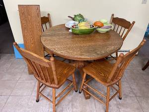 lot 715 image: Round Oak Dining Table with 4 Chairs and 2 Leaves
