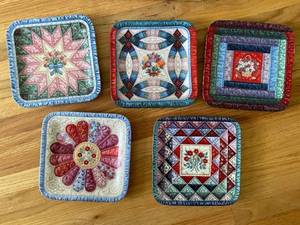 lot 730 image: Set of 5 Bradford Exchange Quilted Pattern Decorative Plates