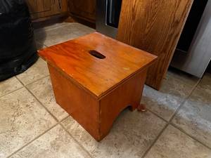 lot 731 image: Wooden Step Stool with Handle Opening