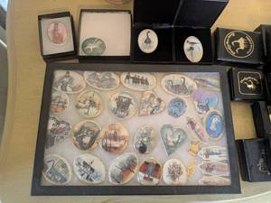 lot 159 image: Collection of P Buckley Moss Pins and Empty Display Boxes