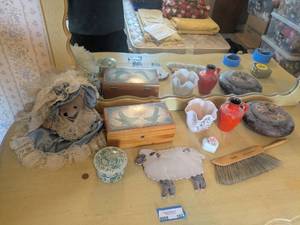 lot 162 image: Vintage Collection of Decorative Bedroom Items