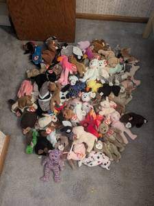 lot 302 image: Large Collection of Ty Beanie Babies Plush Toys