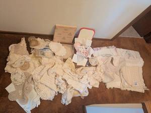 lot 310 image: Collection of Vintage Doilies and Linen Embroidered Fabrics
