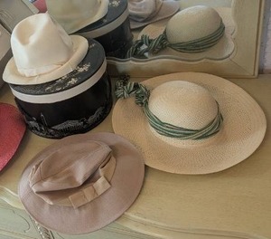 lot 318 image: Collection of Vintage Hats with Hat Boxes