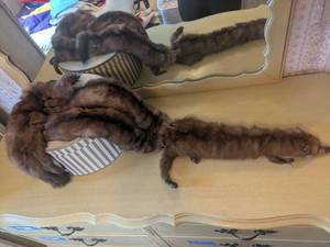 lot 320 image: Vintage Brown Mink Fur Stole with Clasp Detail