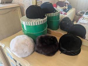 lot 321 image: Collection of Vintage Womens Hats with Boxes