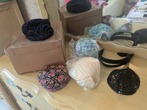 lot 323 image: Collection of 7 Vintage Womens Hats with Various Designs