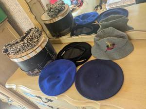 lot 324 image: Set of Vintage Hats with Hatbox, Including Berets and Fedora