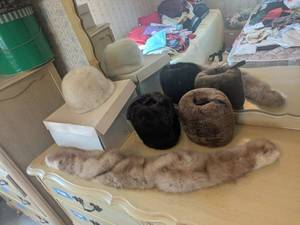 lot 326 image: Collection of Fur Hats and Scarves
