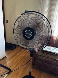 lot 562 image: Holmes 16 Stand Fan with Adjustable Height