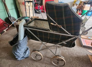 lot 614 image: Vintage Baby Stroller with Foldable Canopy