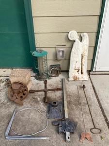 lot 664 image: Vintage Midget Corn Sheller and Assorted Metal Parts
