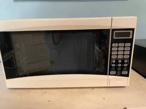 lot 33 image: Countertop Microwave Oven with 700 Watts Power