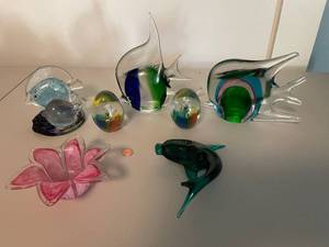 lot 47 image: Set of 8 Glass Figurines Including Fish and Flower Motifs