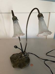lot 61 image: Vintage Dual Lily Flower Table Lamp with Brass Finish