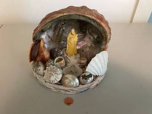 lot 70 image: Vintage Atlantic City Souvenir Shell Diorama with Religious Figurine
