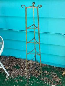 lot 100 image: Tall Brass Plant Stand with Decorative Curved Top