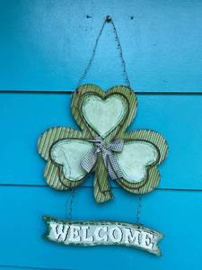 lot 109 image: Wooden Clover Welcome Sign with Bow Detail