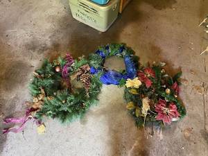 lot 140 image: Festive Holiday Garland with Poinsettia and Pinecone Decorations