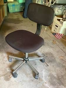 lot 152 image: Used Black Office Chair with Swivel Base