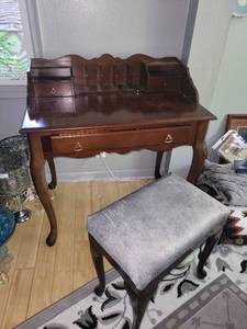 lot 207 image: Antique Wooden Writing Desk with Matching Cushioned Stool