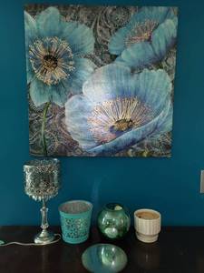 lot 219 image: Decor Set with Floral Blue Wall Art and Seashell Vase