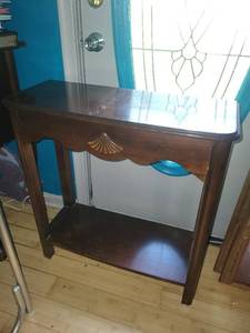 lot 224 image: Vintage Wood Console Table with Shelf