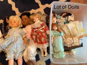lot 257 image: Lot of Vintage Porcelain and Vinyl Dolls