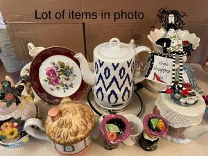 lot 268 image: Collection of Vintage Ceramic Decor and Figurines