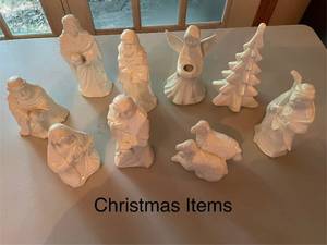 lot 282 image: Set of 10 Porcelain Christmas Nativity Figurines