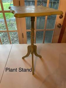 lot 314 image: Decorative Plant Stand with Intricate Top Design