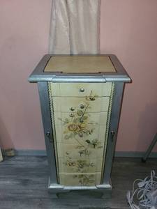 lot 331 image: Vintage Floral Jewelry Armoire with Mirror and Storage