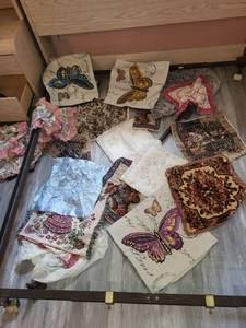 lot 337 image: Assorted Vintage Tapestry and Embroidered Fabric Pieces