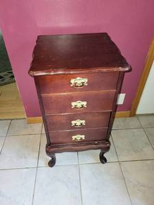 lot 352 image: Antique Mahogany 4-Drawer Chest with Brass Handles