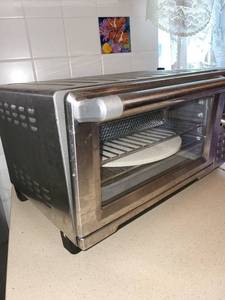 lot 392 image: Used Countertop Toaster Oven with Stainless Steel Finish