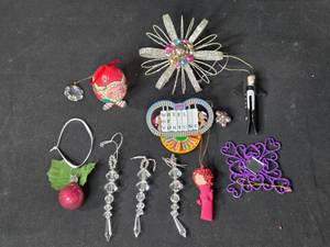 lot 76 image: Collection of Assorted Vintage Christmas Ornaments