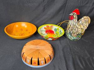 lot 90 image: Collection of Decorative Bowls and Stained Glass Rooster Lamp
