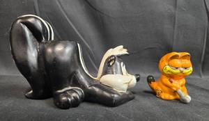 lot 101 image: Vintage Garfield and Pepe Le Pew Figurines Set
