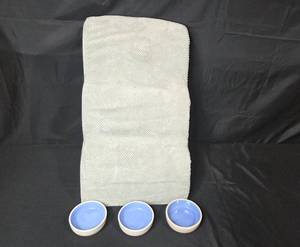 lot 122 image: Heeyoo Orthopedic Pet Steps and 3 Pet Bowls