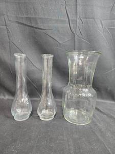 lot 131 image: Set of 3 Clear Glass Vases with Varied Sizes