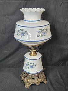 lot 144 image: Vintage Electric Table Lamp with Blue Floral Design