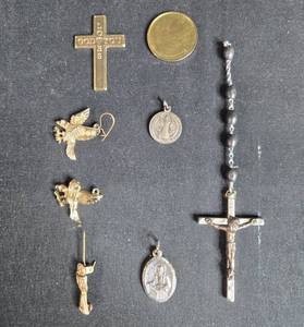 lot 152 image: Assorted Jewelry Collection Charms, Medals, Earrings