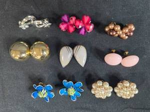 lot 154 image: Collection of 8 Assorted Clip-On Earrings