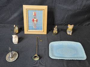 lot 183 image: Collection of Vintage Cat and Swan Themed Decor Items