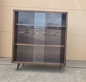 lot 186 image: Vintage Wooden Display Cabinet with Sliding Glass Doors