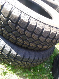 lot 32 image: 2 Advanta ATX-750 Tires